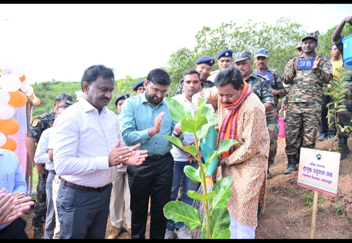 ଏକ ପେଡ ମା କେ ନାମ ୨.୦ ଅଭିଯାନରେ ଜିଲ୍ଲାସ୍ତରୀୟ ସମୂହ ବୃକ୍ଷ ରୋପଣ ...
